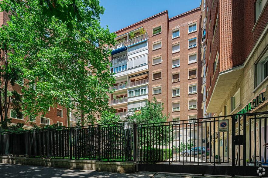 Multifamily in Madrid, Madrid for sale - Primary Photo - Image 1 of 3