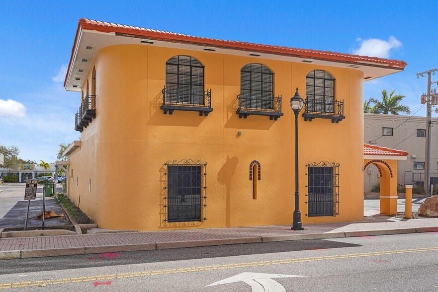 537 10th St W, Bradenton, FL for lease - Primary Photo - Image 1 of 31