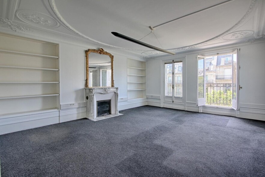 136 Boulevard Saint-Germain, Paris for lease - Interior Photo - Image 3 of 10