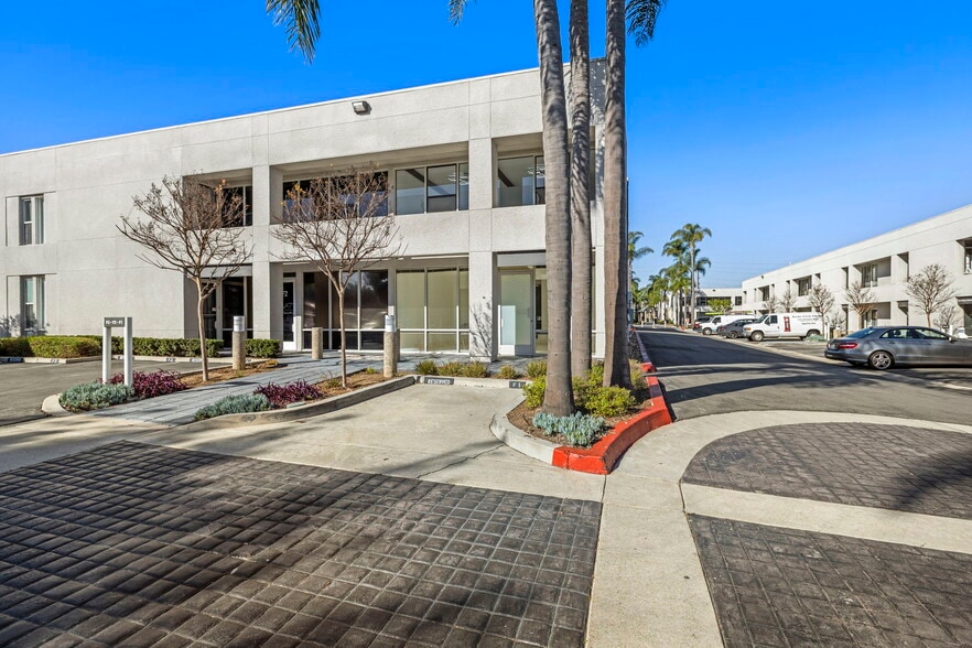 711 W 17th St, Costa Mesa, CA for lease - Building Photo - Image 3 of 9