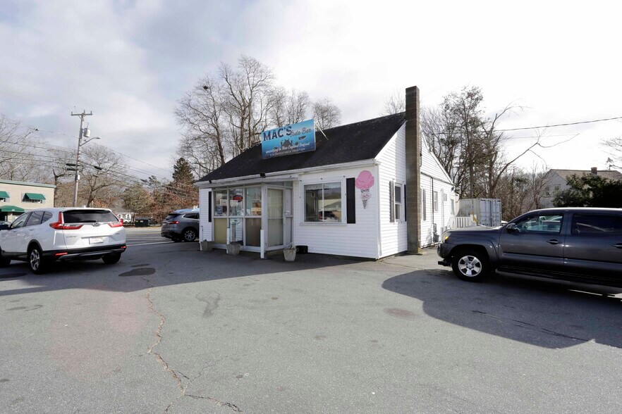 116 Sconticut Neck Rd, Fairhaven, MA à vendre - Photo du bâtiment - Image 2 de 20