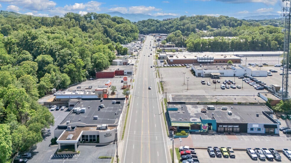 2601 Franklin Rd, Roanoke, VA à vendre - Photo du bâtiment - Image 3 de 56