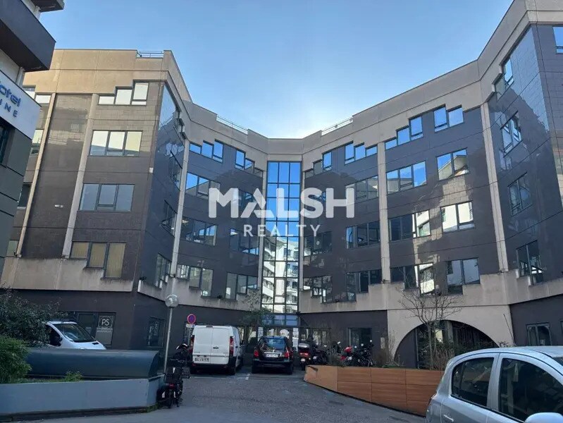 Office in Tassin-la-Demi-Lune for lease Building Photo- Image 1 of 12