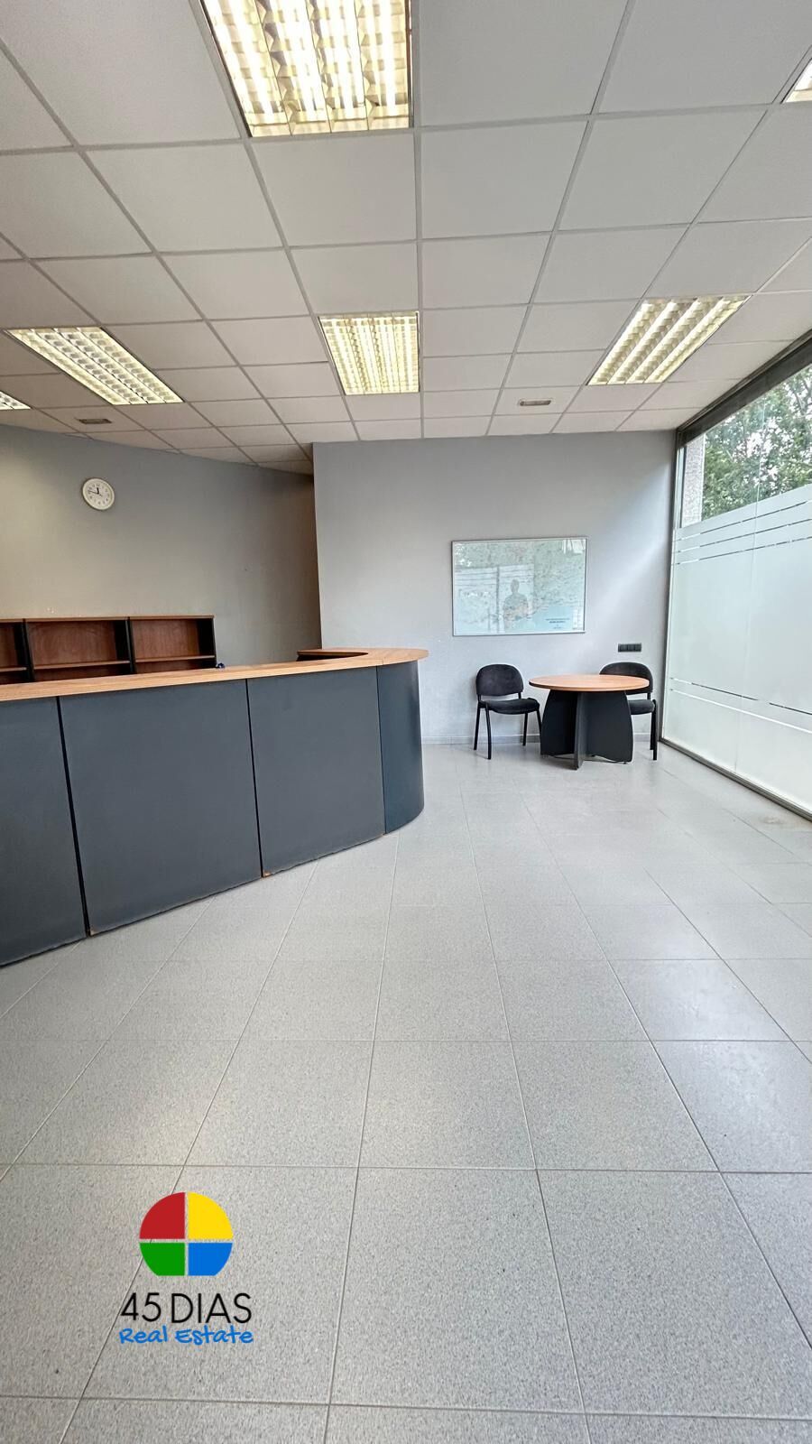 Bureau/Commerce de détail dans Cerdanyola del Vallès, Barcelona à louer Photo intérieure- Image 1 de 4