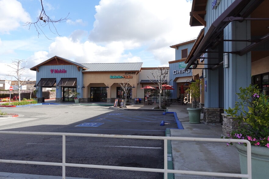 El Toro Rd, Lake Forest, CA à louer - Photo du bâtiment - Image 2 de 9