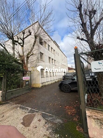 Office in Neuilly-sur-Marne for lease - Building Photo - Image 3 of 6