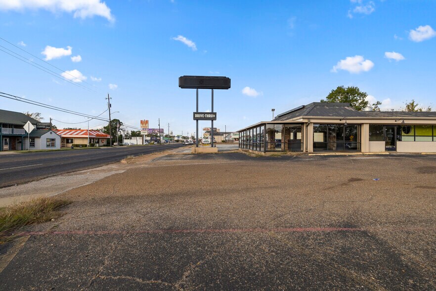 2608 North St, Nacogdoches, TX à louer - Photo du bâtiment - Image 2 de 17