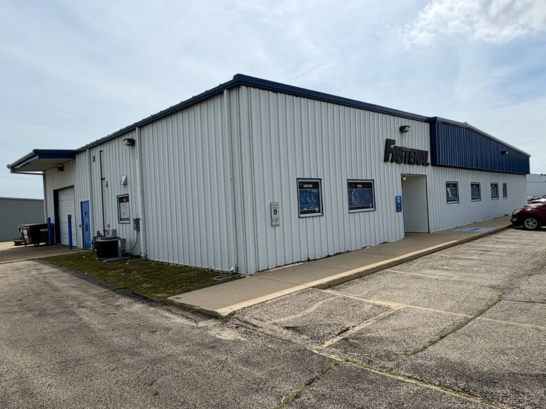 1261 Grant St, Freeport, IL for lease - Building Photo - Image 2 of 8
