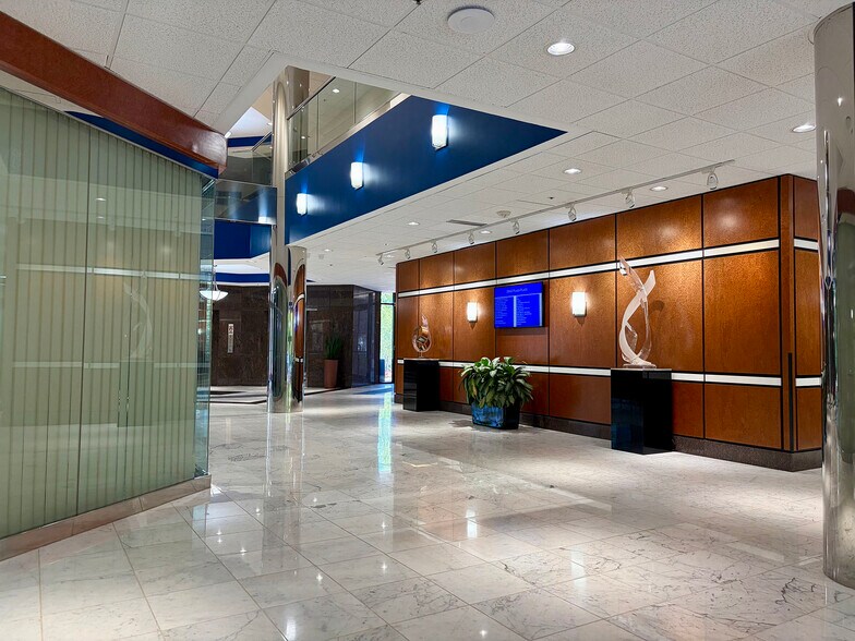 2840 Plaza Pl, Raleigh, NC à louer - Photo du bâtiment - Image 2 de 13