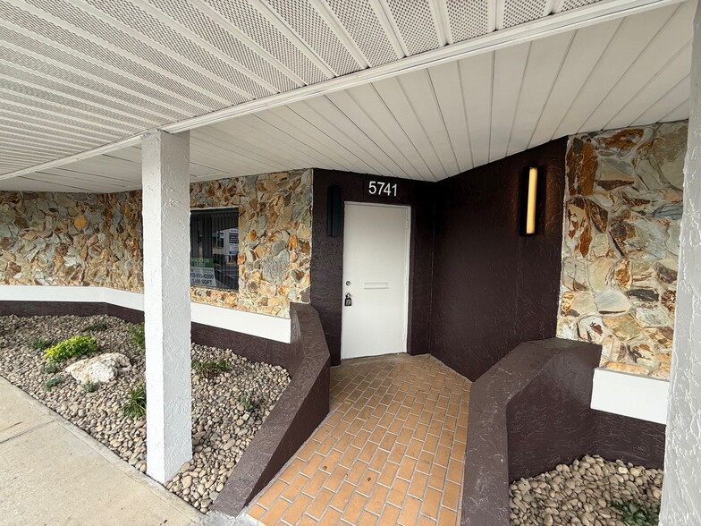 5739-5749 Gall Blvd, Zephyrhills, FL for lease - Building Photo - Image 3 of 20