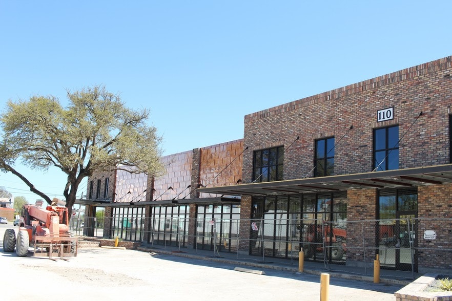 110 E Martin Luther King Dr, San Marcos, TX à louer - Photo du bâtiment - Image 2 de 4