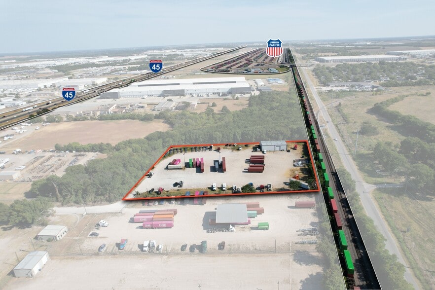 1011 IH 45 S, Hutchins, TX for lease - Primary Photo - Image 1 of 6