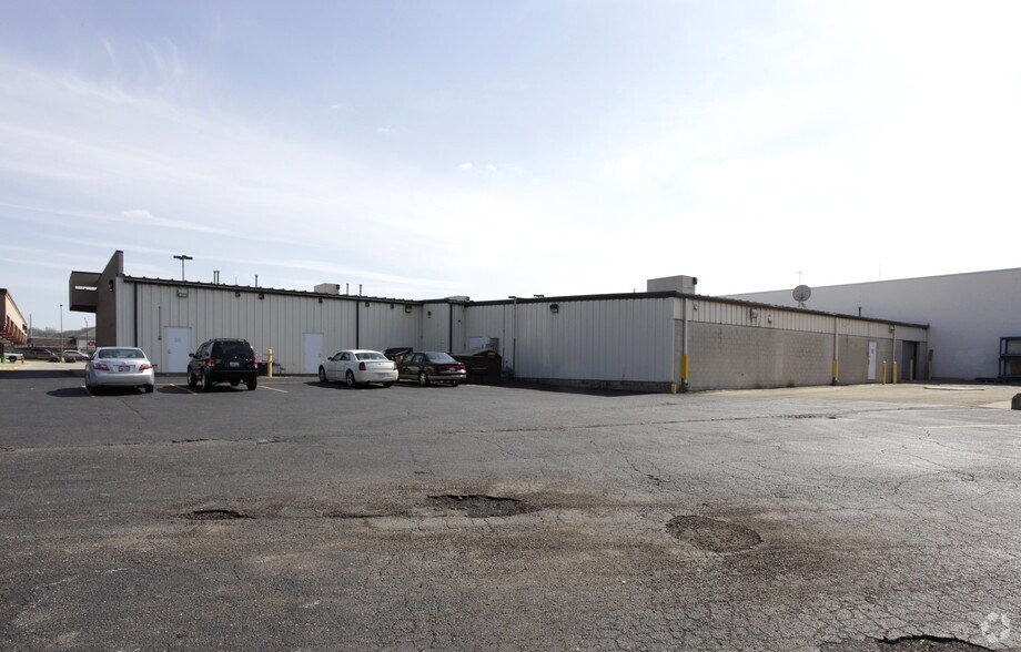 107-127 N Main St, East Peoria, IL for lease - Primary Photo - Image 1 of 1