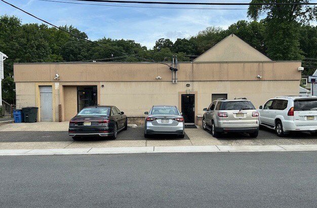 385 Falmouth Ave, Elmwood Park, NJ à vendre - Photo du bâtiment - Image 1 de 10