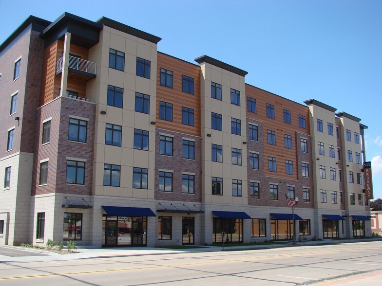 503 Broadway St S, Menomonie, WI à louer - Photo du bâtiment - Image 3 de 9