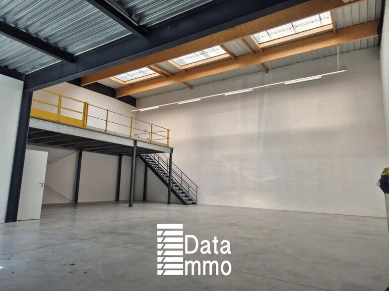 330 Avenue Marguerite Perey, Lieusaint à louer - Photo du bâtiment - Image 2 de 9