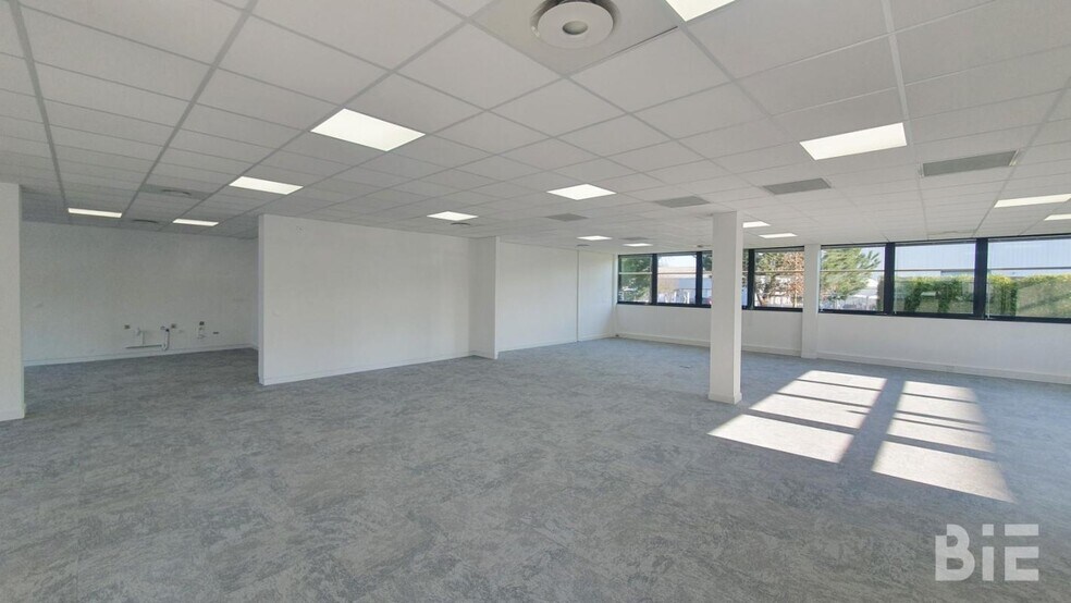 3 Avenue Paul Langevin, Pessac for lease - Interior Photo - Image 3 of 4