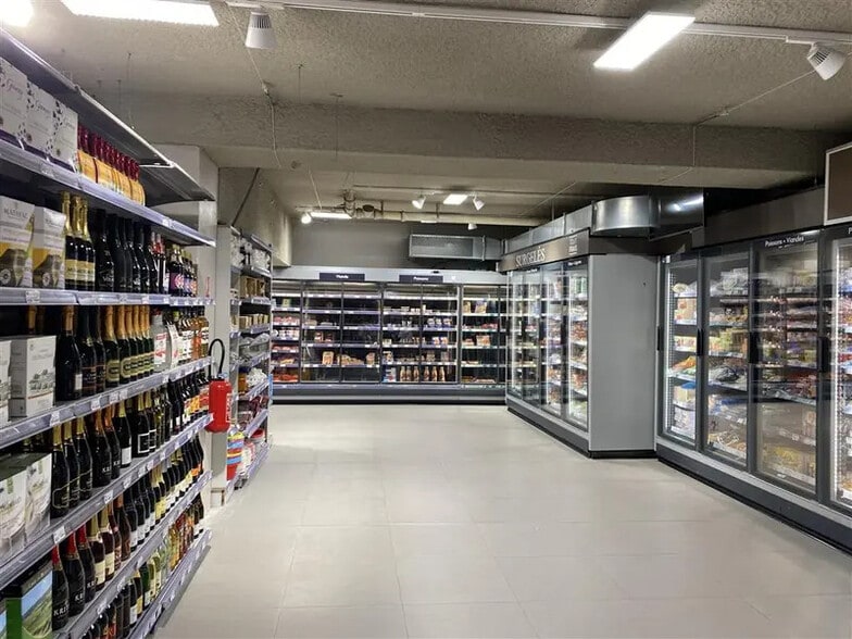 Retail in Paris for lease - Building Photo - Image 2 of 9