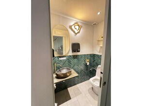 Retail in Barcelona, Barcelona for lease Interior Photo- Image 2 of 3