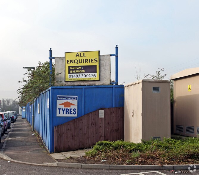 5 Woodbridge Mdws, Guildford à louer - Photo du bâtiment - Image 2 de 2