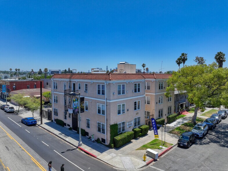 672 N Kenmore Ave, Los Angeles, CA à vendre - Photo du bâtiment - Image 2 de 16