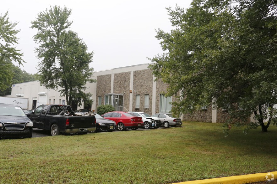 40a Cotters Ln, East Brunswick, NJ for lease - Building Photo - Image 3 of 4
