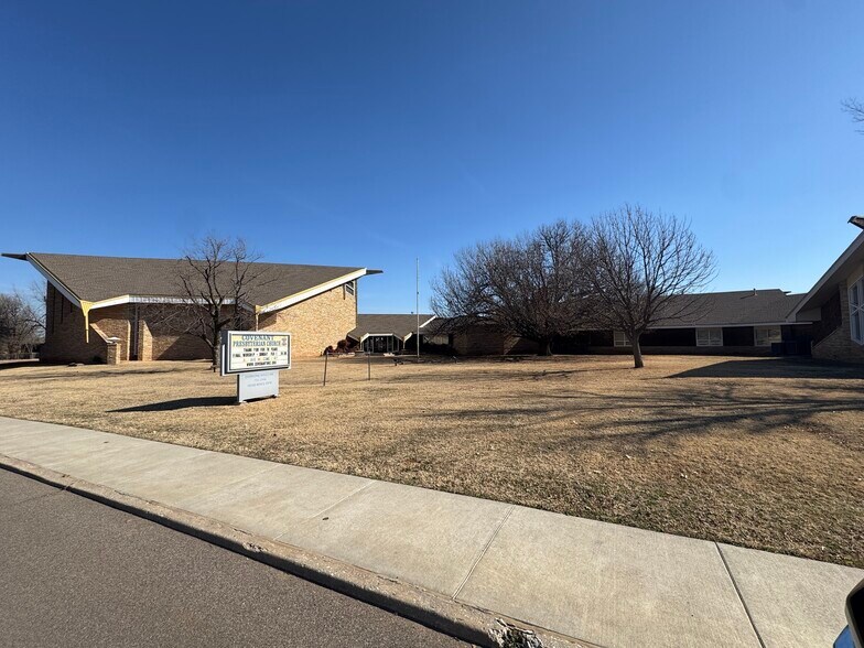 10100 Ridgeview Dr, The Village, OK à vendre - Photo du bâtiment - Image 1 de 10