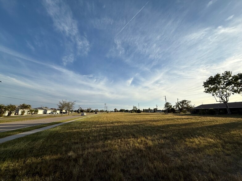 2.53 ACRE COMMERCIAL CORNER SITE portfolio of 2 properties for sale on LoopNet.ca - Building Photo - Image 2 of 3