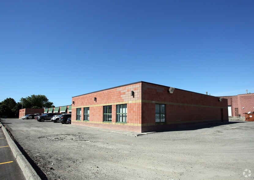 835 Westney Rd S, Ajax, ON à louer - Photo du bâtiment - Image 3 de 3