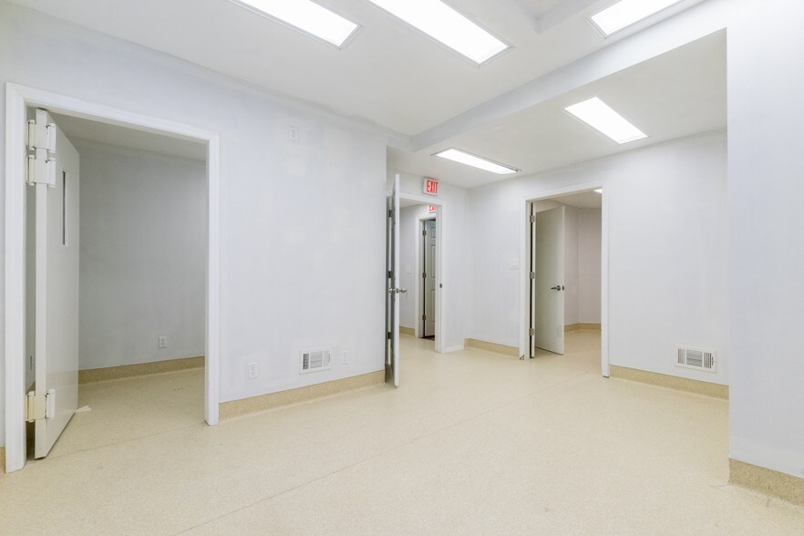 2735 Henry Hudson Pkwy, Bronx, NY à louer - Photo du bâtiment - Image 2 de 7