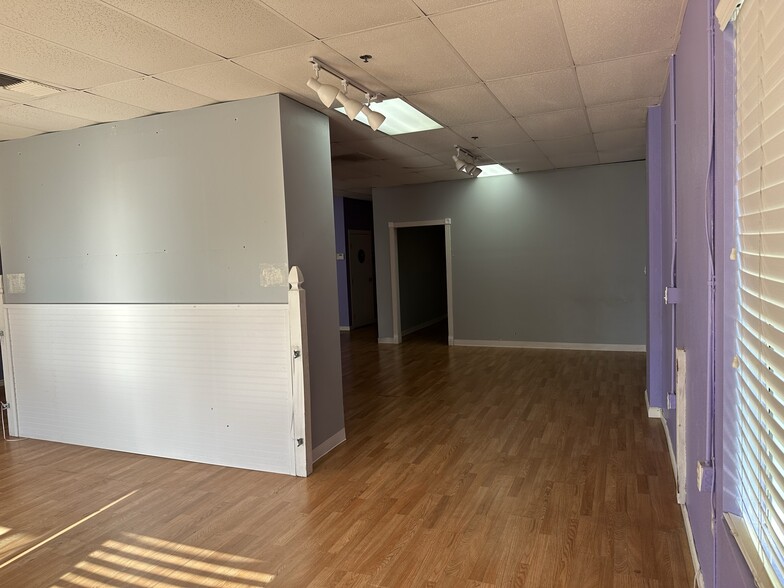 241-249 W Pacheco Blvd, Los Banos, CA for lease - Interior Photo - Image 2 of 10