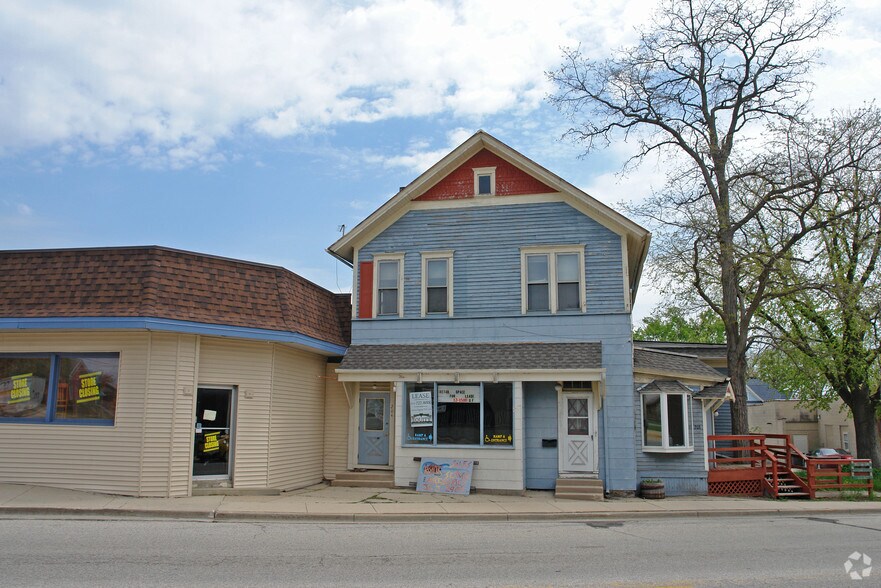 204-210 S Rochester St, Mukwonago, WI for sale - Building Photo - Image 2 of 4
