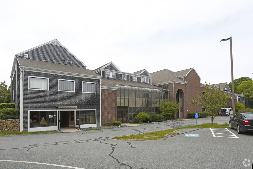 205 Worcester Ct, Falmouth, MA à vendre - Photo principale - Image 1 de 44
