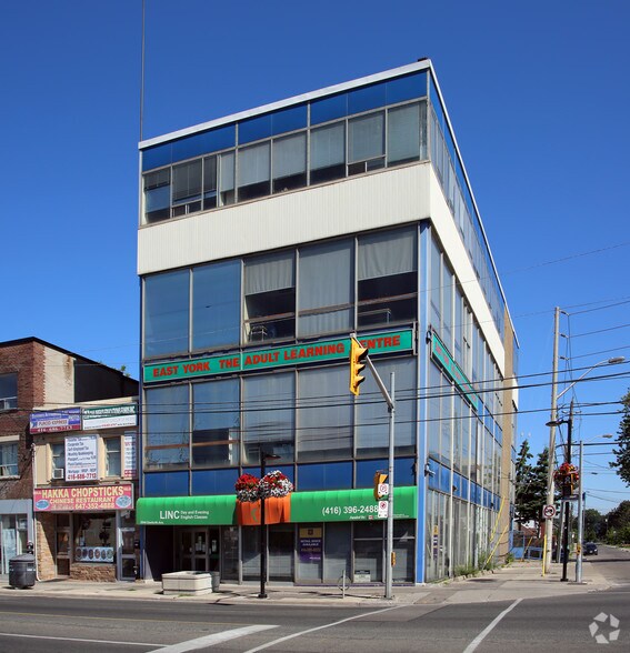 2944 Danforth Ave, Toronto, ON à louer - Photo du bâtiment - Image 3 de 4