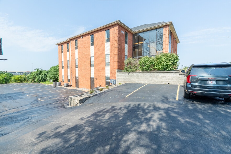 4191 Crescent Dr, Saint Louis, MO for lease - Building Photo - Image 2 of 65