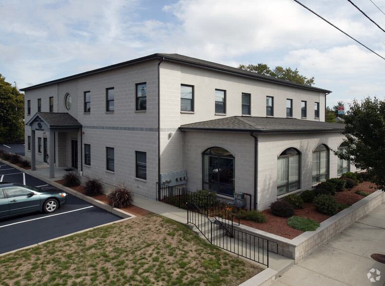 400 Warren Ave, East Providence, RI à vendre - Photo du bâtiment - Image 1 de 1