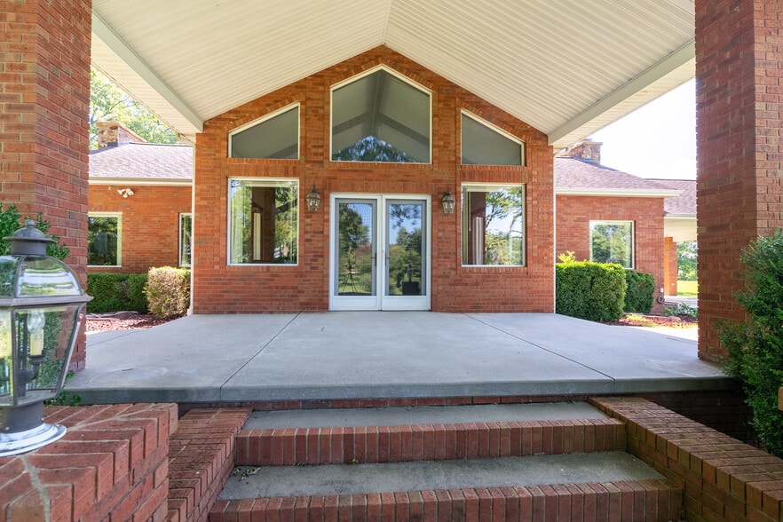 208 Silver Bullet Dr, Carbondale, IL for sale - Building Photo - Image 2 of 23