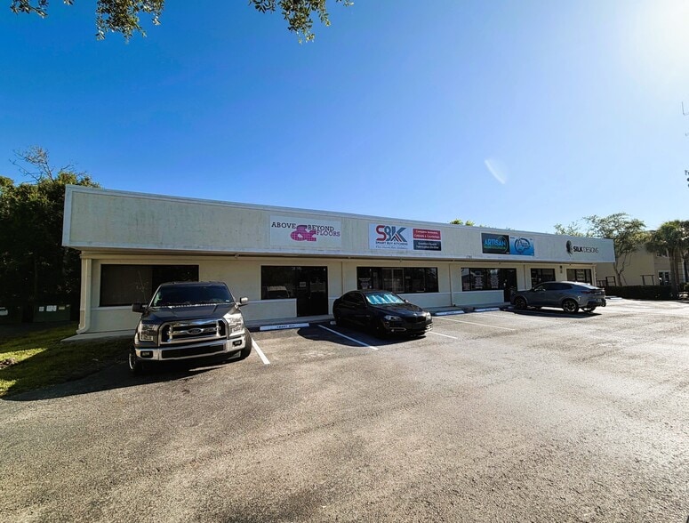 1791 Trade Center Way, Naples, FL à vendre - Photo du bâtiment - Image 2 de 3