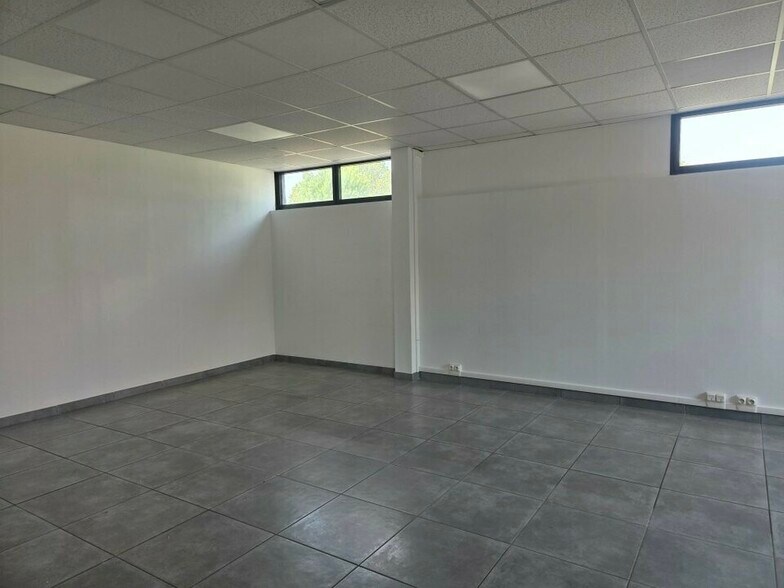 49 Avenue Lefèvre, Vaulx-en-Velin for lease - Interior Photo - Image 2 of 8