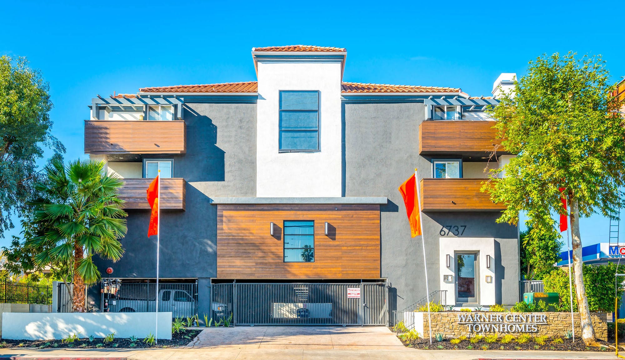 6737 De Soto Ave, Canoga Park, CA à vendre Photo principale- Image 1 de 8