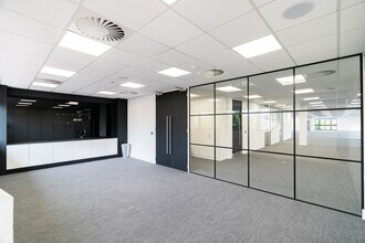 Boston Dr, Bourne End for lease Interior Photo- Image 2 of 5