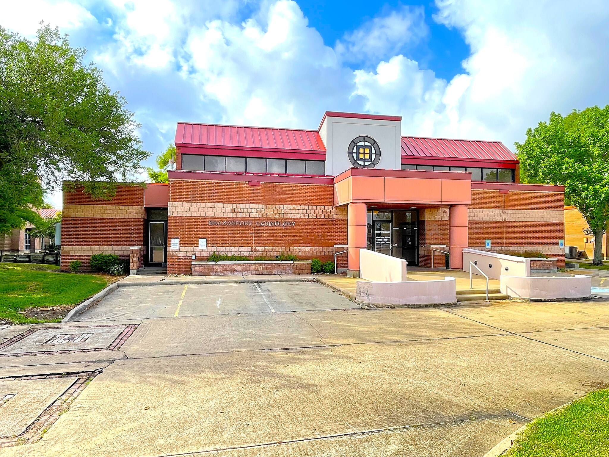 215 Oak Dr S, Lake Jackson, TX for lease Primary Photo- Image 1 of 32