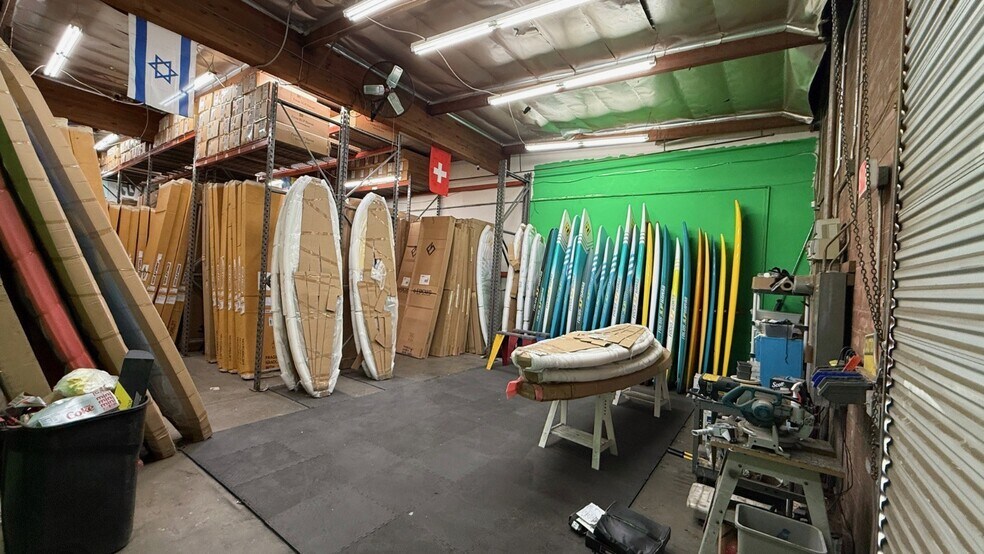 8223-8227 Remmet St, Canoga Park, CA à louer - Photo du bâtiment - Image 3 de 7