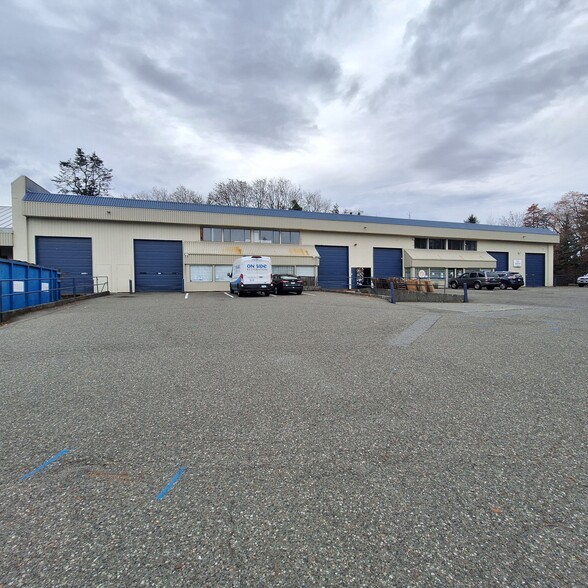 690 Comox Rd, Nanaimo, BC for lease - Building Photo - Image 1 of 1