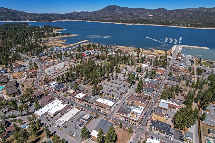 40728 Village Dr, Big Bear Lake, CA à vendre - Photo du bâtiment - Image 1 de 42