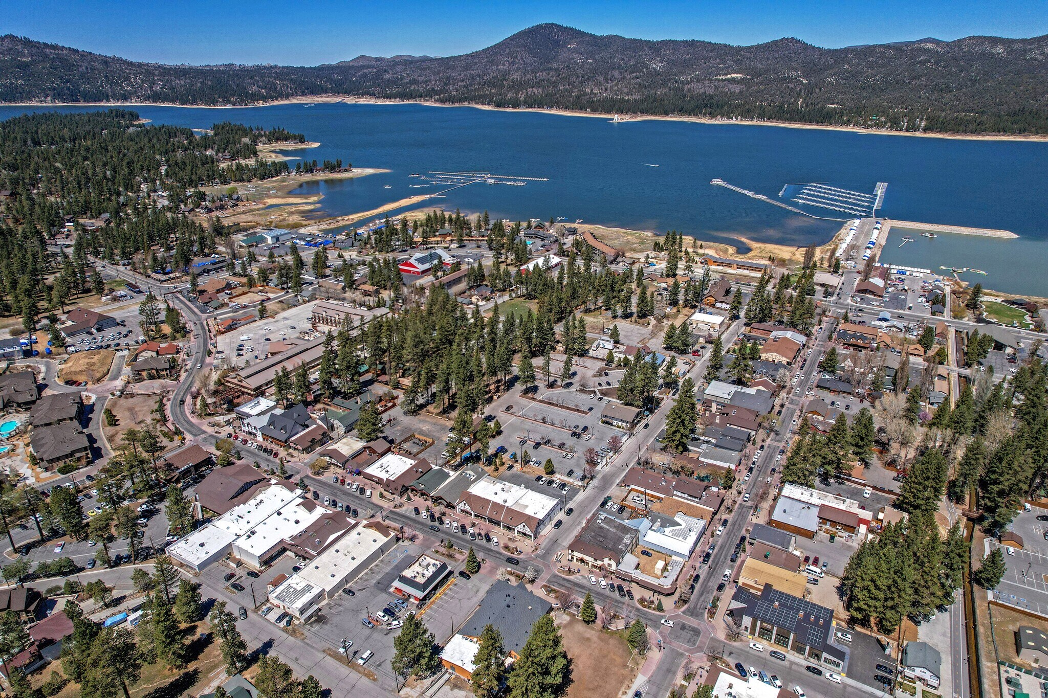 40728 Village Dr, Big Bear Lake, CA à vendre Photo du bâtiment- Image 1 de 43