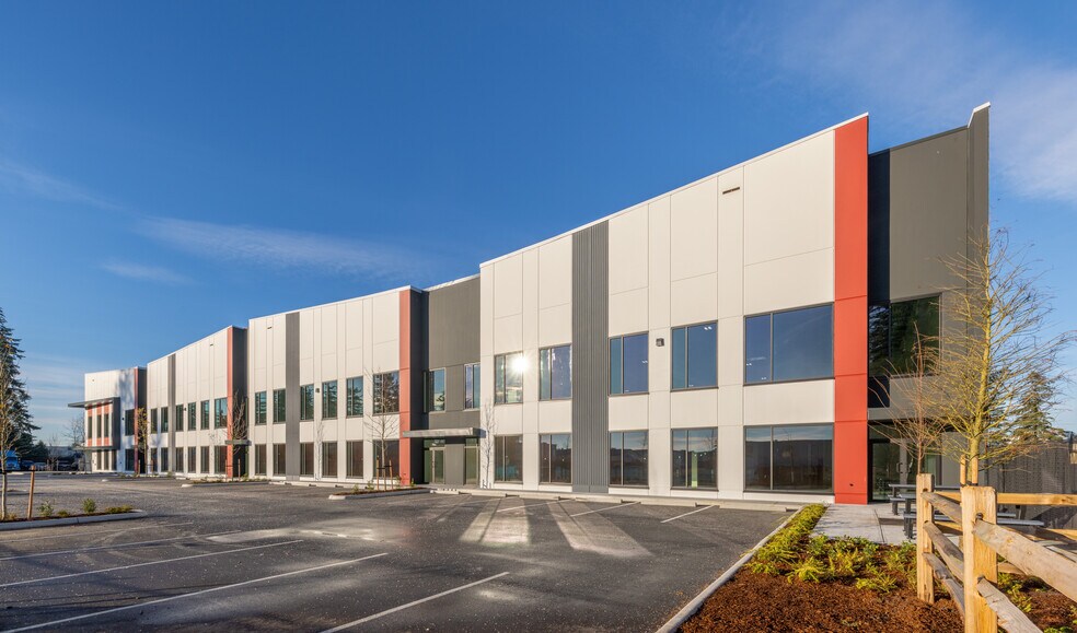 19146 32 Av, Surrey, BC à vendre - Photo du bâtiment - Image 2 de 3