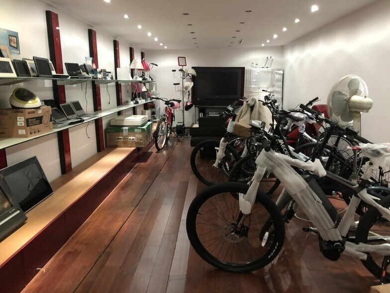Flex in Bagnolet for lease - Interior Photo - Image 2 of 9
