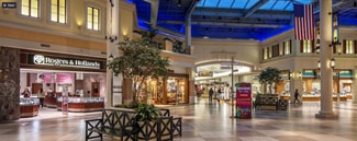 Plus de détails pour 2000 N Neil St, Champaign, IL - Commerce de détail à louer