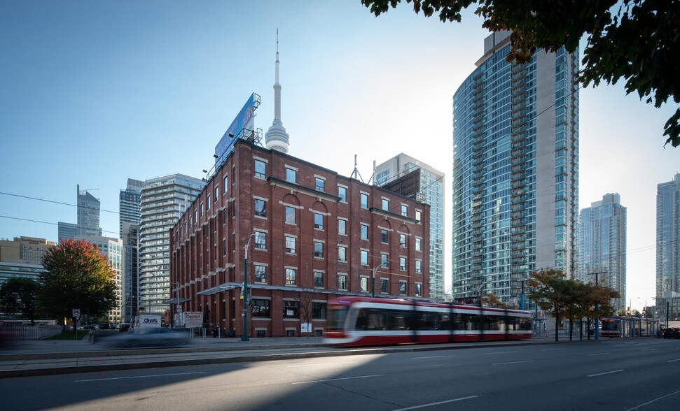 49 Spadina Ave, Toronto, ON à louer - Photo du bâtiment - Image 1 de 11